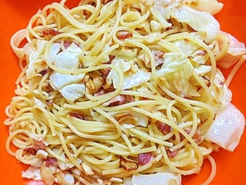 キャベツ＆ベーコン入りニンニク味パスタ